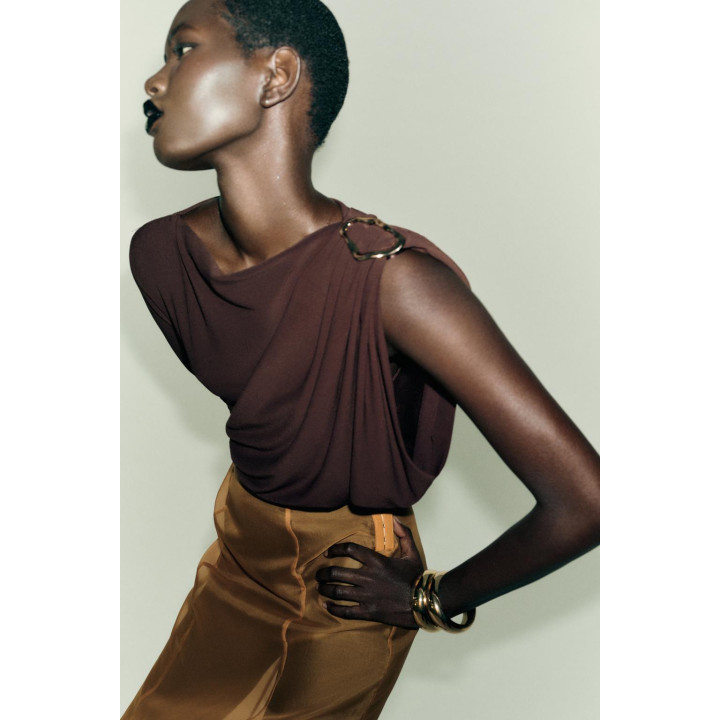 БОДИ С БРОШЬЮ ИЗ СТРУЯЩЕЙСЯ ТКАНИ