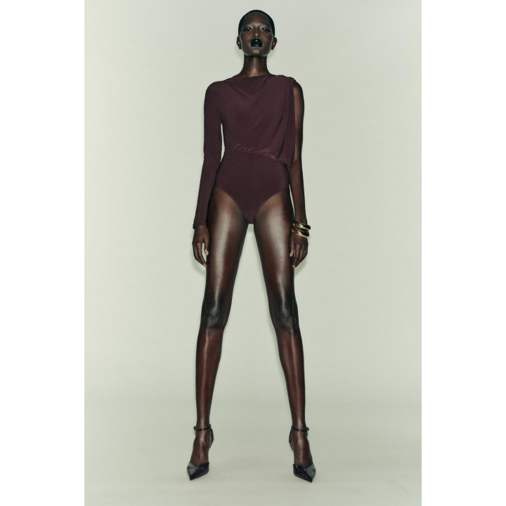 БОДИ С БРОШЬЮ ИЗ СТРУЯЩЕЙСЯ ТКАНИ