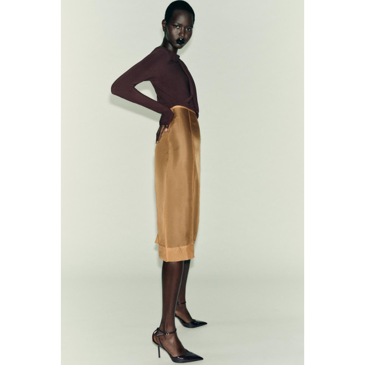 БОДИ С БРОШЬЮ ИЗ СТРУЯЩЕЙСЯ ТКАНИ