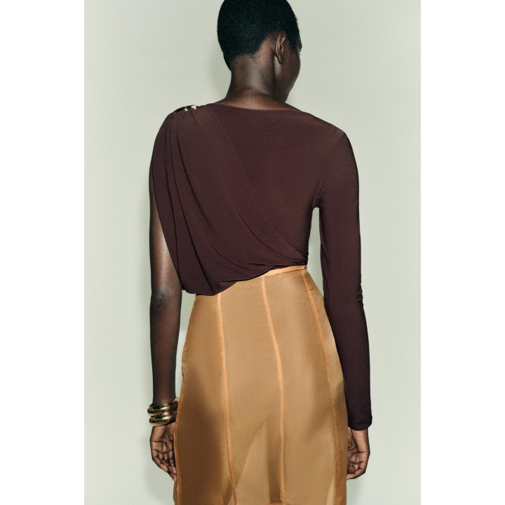 БОДИ С БРОШЬЮ ИЗ СТРУЯЩЕЙСЯ ТКАНИ