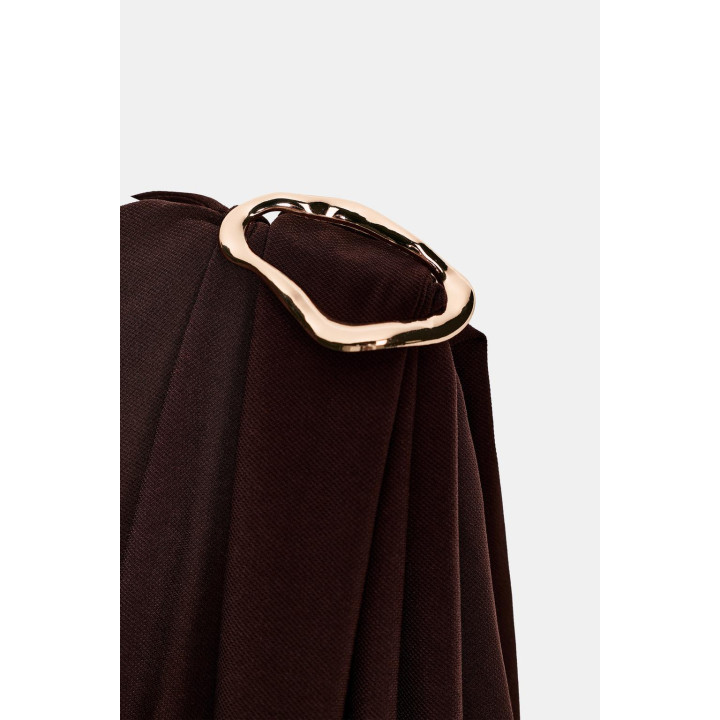 БОДИ С БРОШЬЮ ИЗ СТРУЯЩЕЙСЯ ТКАНИ