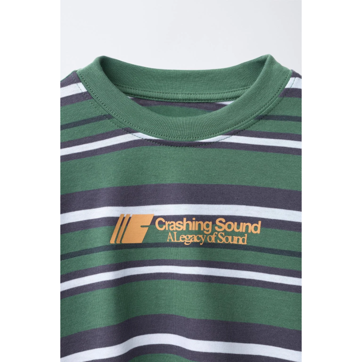 ФУТБОЛКА В ПОЛОСКУ С НАДПИСЬЮ ИЗ ТКАНИ