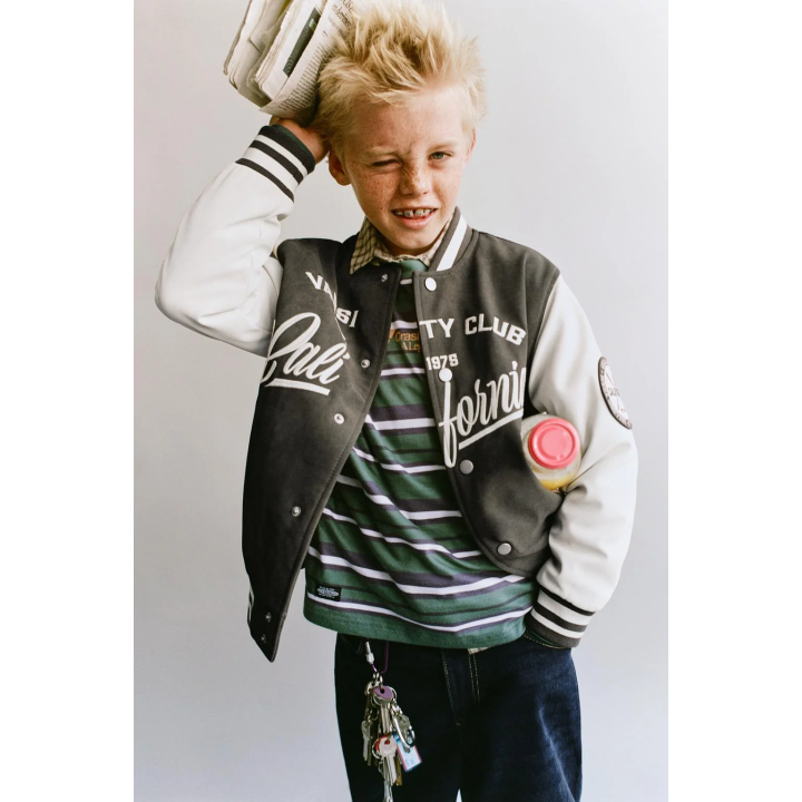 ФУТБОЛКА В ПОЛОСКУ С НАДПИСЬЮ ИЗ ТКАНИ