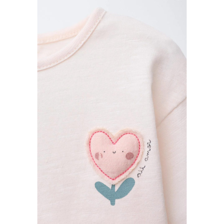 ФУТБОЛКА С АППЛИКАЦИЕЙ В ВИДЕ ЦВЕТКА И СЕРДЦА