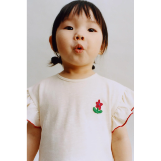 Футболка с аппликацией из цветов