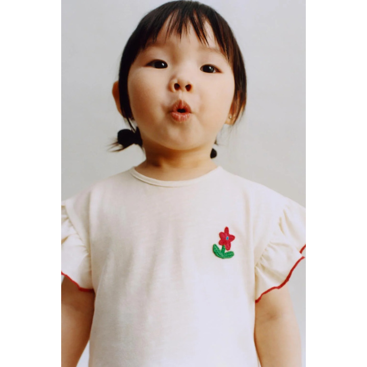 Футболка с аппликацией из цветов