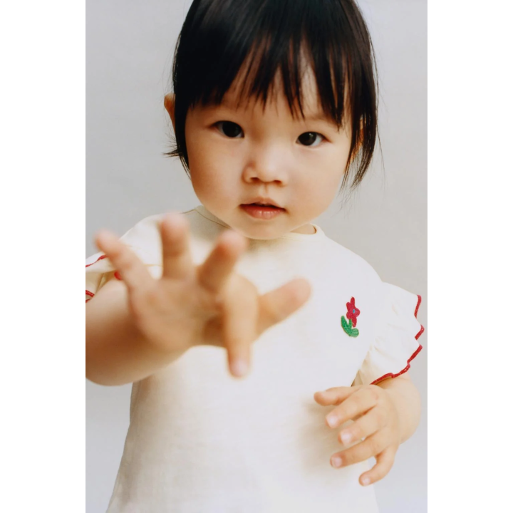 Футболка с аппликацией из цветов