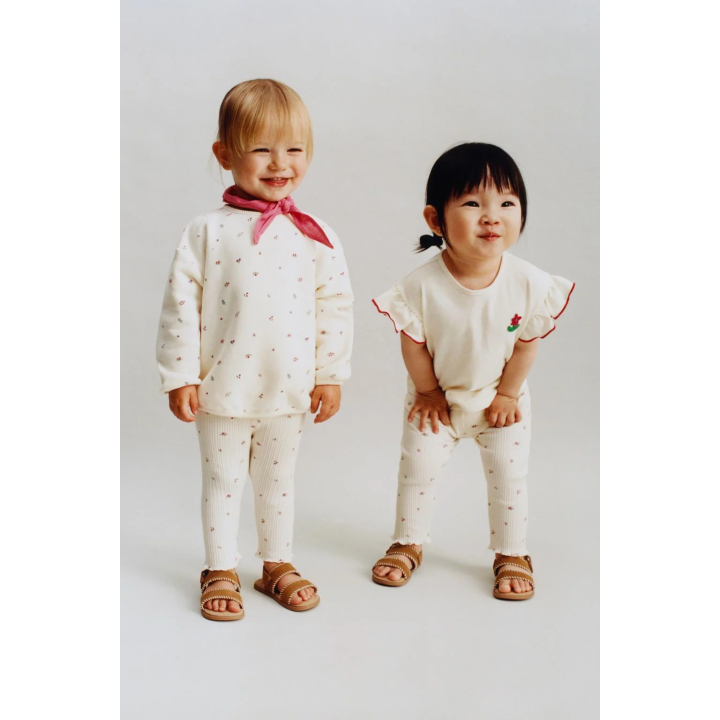 Футболка с аппликацией из цветов