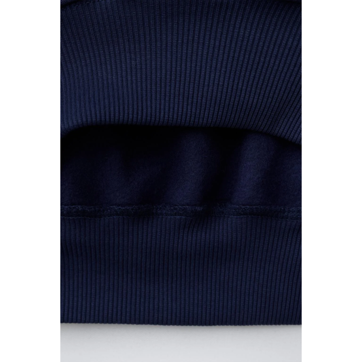 ХУДИ С КАПЮШОНОМ, ЗВЕЗДОЙ И ЗАКЛЕПКАМИ