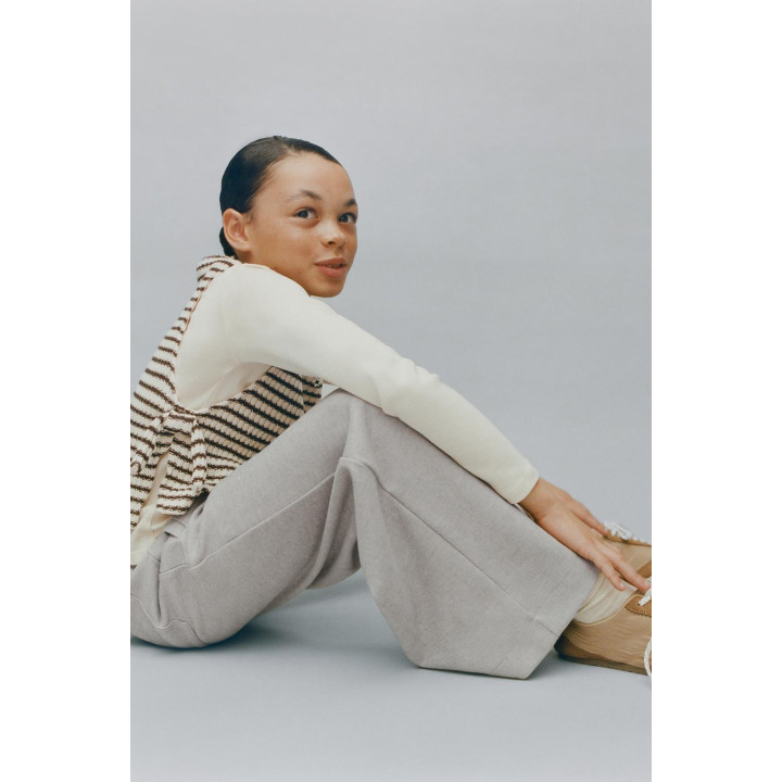 ФУТБОЛКА В КОМБИНАЦИИ С ЖИЛЕТОМ В ПОЛОСКУ