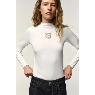 ФУТБОЛКА С ВОРОТНИКОМ-СТОЙКОЙ И БРОШЬЮ