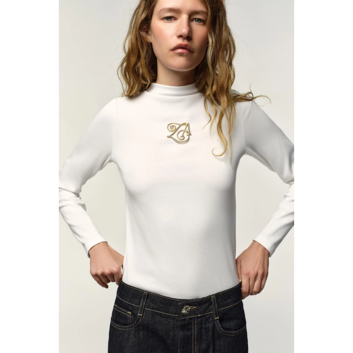 ФУТБОЛКА С ВОРОТНИКОМ-СТОЙКОЙ И БРОШЬЮ