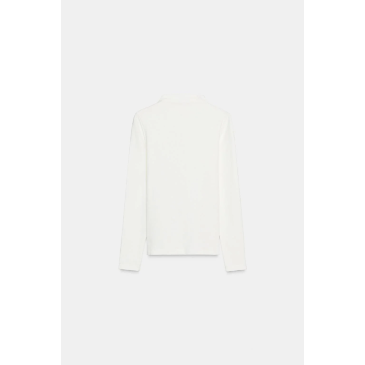 ФУТБОЛКА С ВОРОТНИКОМ-СТОЙКОЙ И БРОШЬЮ