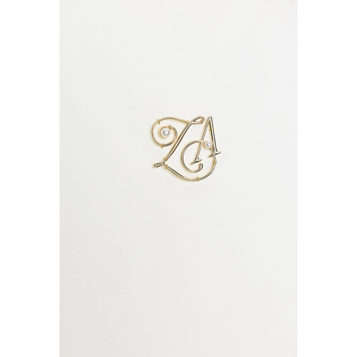 ФУТБОЛКА С ВОРОТНИКОМ-СТОЙКОЙ И БРОШЬЮ