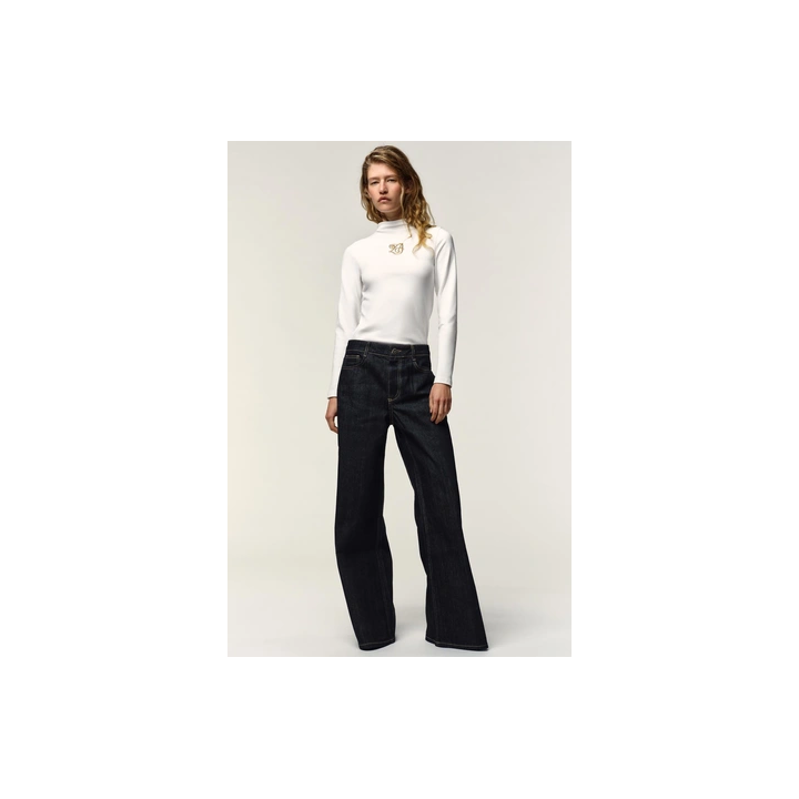 ФУТБОЛКА С ВОРОТНИКОМ-СТОЙКОЙ И БРОШЬЮ