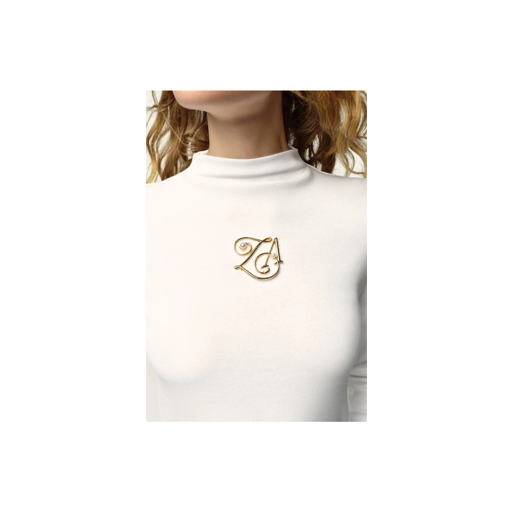 ФУТБОЛКА С ВОРОТНИКОМ-СТОЙКОЙ И БРОШЬЮ