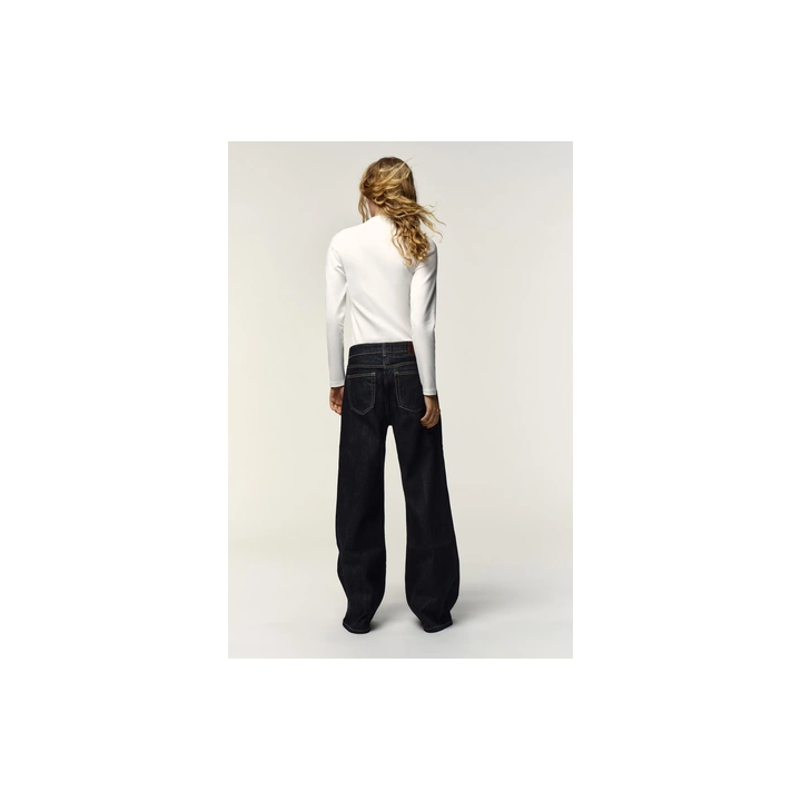 ФУТБОЛКА С ВОРОТНИКОМ-СТОЙКОЙ И БРОШЬЮ