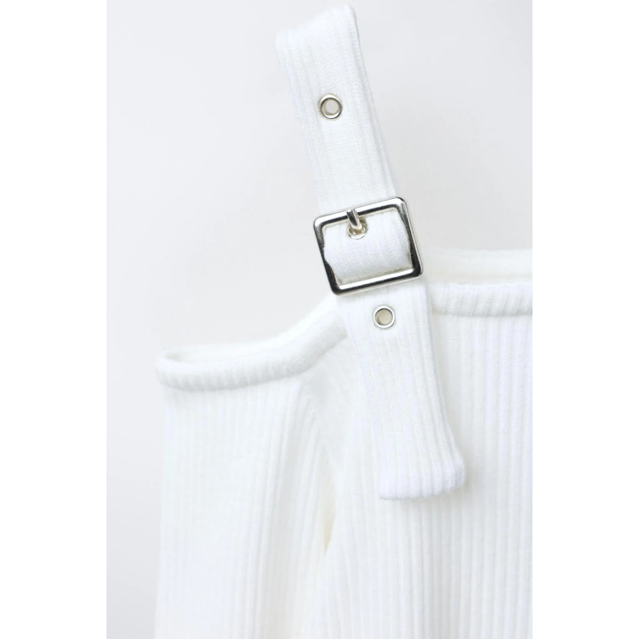 Футболка с ребристой фактурой и пряжками