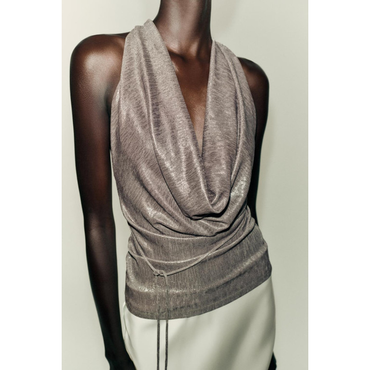 Топ с завязками на шее