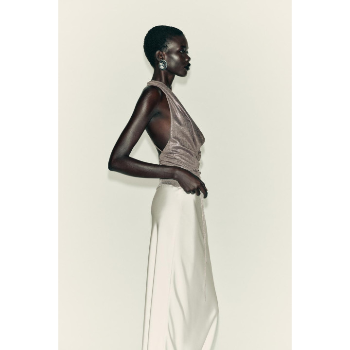 Топ с завязками на шее