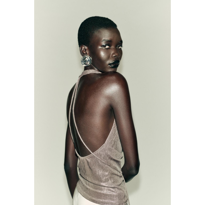 Топ с завязками на шее