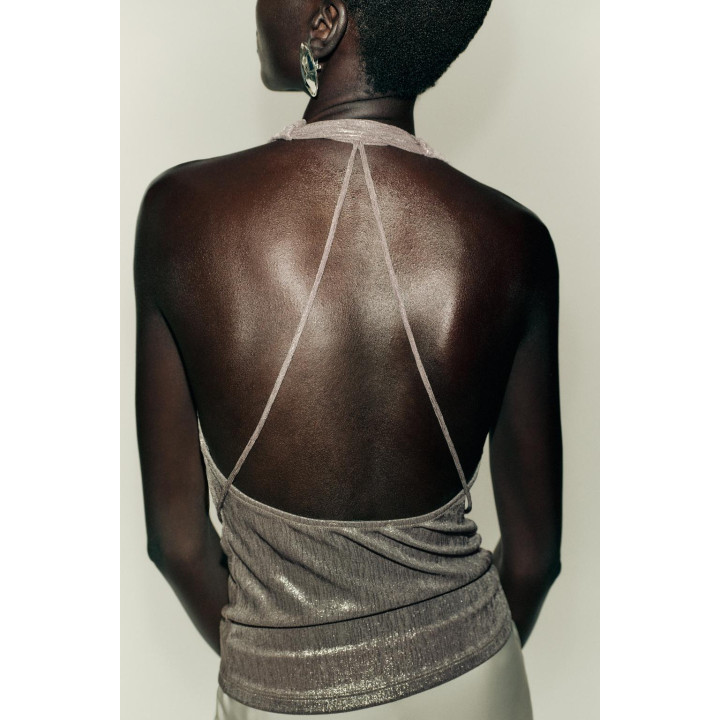 Топ с завязками на шее