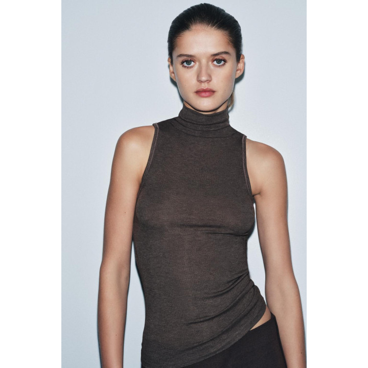 ТОП С ВЫСОКИМ ВОРОТНИКОМ И БЕЗ РУКАВОВ