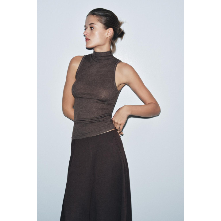 ТОП С ВЫСОКИМ ВОРОТНИКОМ И БЕЗ РУКАВОВ