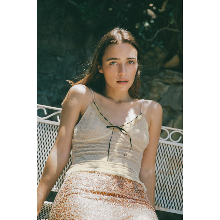 ТРИКОТАЖНЫЙ ТОП С КОНТРАСТНЫМ БАНТОМ