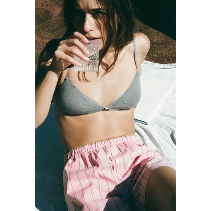 БРАЛЕТТ С ТРЕУГОЛЬНЫМИ ЧАШКАМИ И АЖУРНЫМ ЦВЕТКОМ