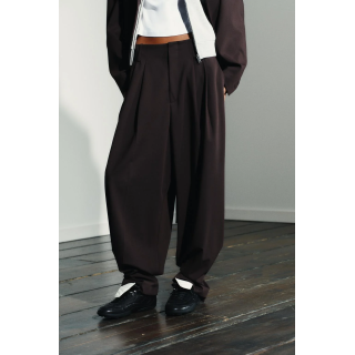 БРЮКИ СО СКЛАДКАМИ, ПУГОВИЦЕЙ СНИЗУ