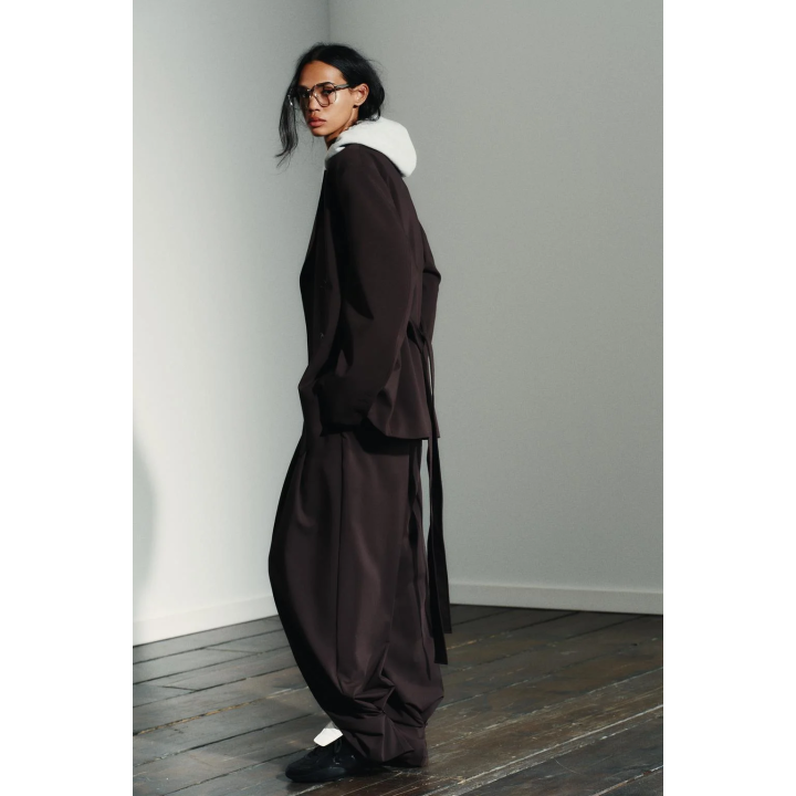 БРЮКИ СО СКЛАДКАМИ, ПУГОВИЦЕЙ СНИЗУ