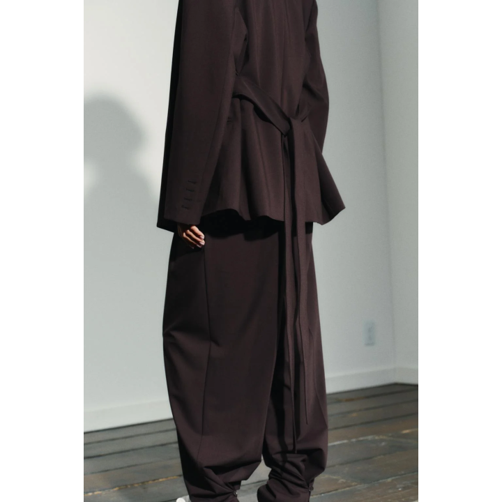 БРЮКИ СО СКЛАДКАМИ, ПУГОВИЦЕЙ СНИЗУ