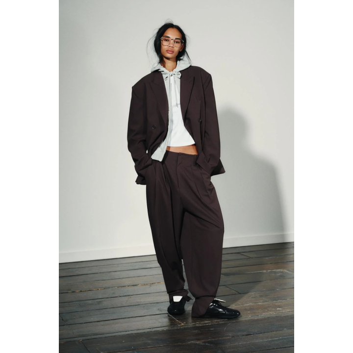 БРЮКИ СО СКЛАДКАМИ, ПУГОВИЦЕЙ СНИЗУ