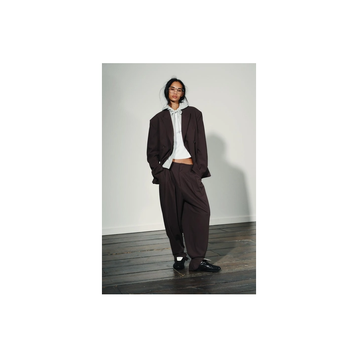 БРЮКИ СО СКЛАДКАМИ, ПУГОВИЦЕЙ СНИЗУ