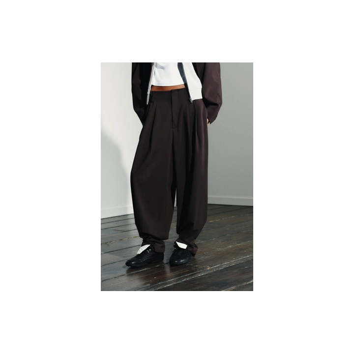 БРЮКИ СО СКЛАДКАМИ, ПУГОВИЦЕЙ СНИЗУ