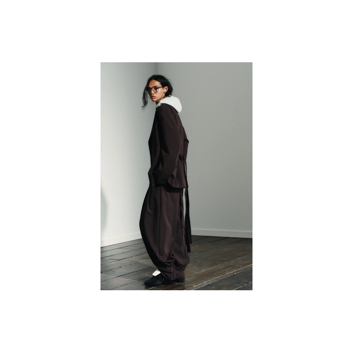 БРЮКИ СО СКЛАДКАМИ, ПУГОВИЦЕЙ СНИЗУ