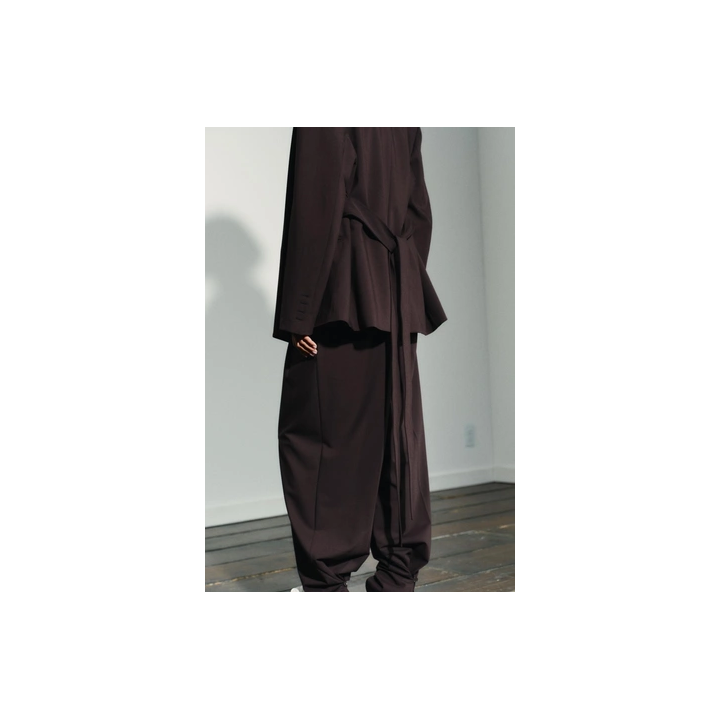 БРЮКИ СО СКЛАДКАМИ, ПУГОВИЦЕЙ СНИЗУ