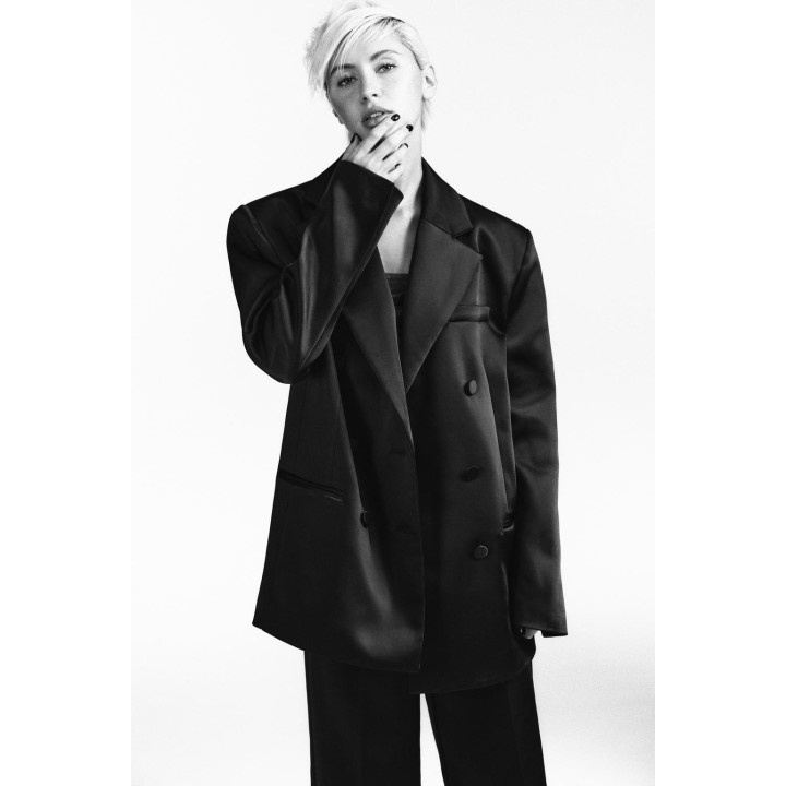 АТЛАСНЫЙ БЛЕЙЗЕР С КАРМАНАМИ