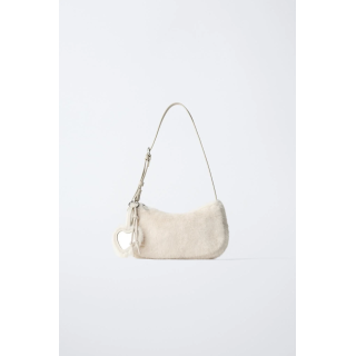 СУМКА С ПЛЕЧЕВЫМ РЕМНЕМ, БРЕЛОКОМ И ОТДЕЛКОЙ ИЗ ИСКУССТВЕННОГО МЕХА