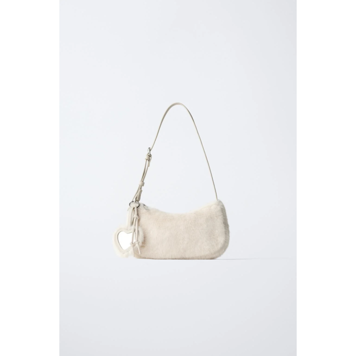 СУМКА С ПЛЕЧЕВЫМ РЕМНЕМ, БРЕЛОКОМ И ОТДЕЛКОЙ ИЗ ИСКУССТВЕННОГО МЕХА