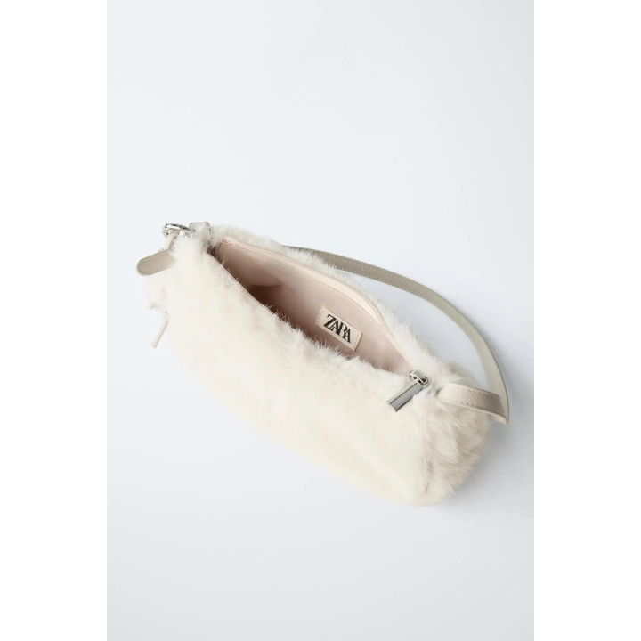 СУМКА С ПЛЕЧЕВЫМ РЕМНЕМ, БРЕЛОКОМ И ОТДЕЛКОЙ ИЗ ИСКУССТВЕННОГО МЕХА