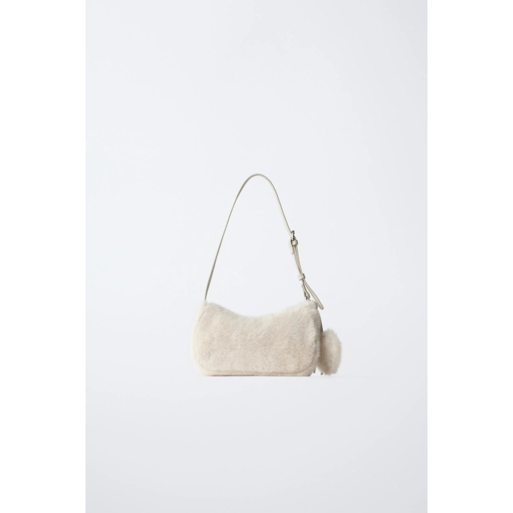 СУМКА С ПЛЕЧЕВЫМ РЕМНЕМ, БРЕЛОКОМ И ОТДЕЛКОЙ ИЗ ИСКУССТВЕННОГО МЕХА