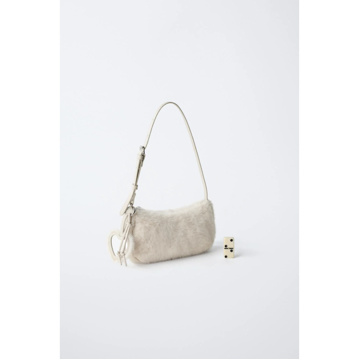 СУМКА С ПЛЕЧЕВЫМ РЕМНЕМ, БРЕЛОКОМ И ОТДЕЛКОЙ ИЗ ИСКУССТВЕННОГО МЕХА