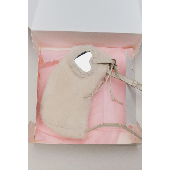 СУМКА С ПЛЕЧЕВЫМ РЕМНЕМ, БРЕЛОКОМ И ОТДЕЛКОЙ ИЗ ИСКУССТВЕННОГО МЕХА