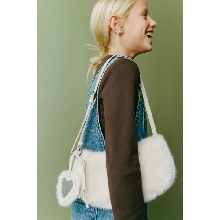 СУМКА С ПЛЕЧЕВЫМ РЕМНЕМ, БРЕЛОКОМ И ОТДЕЛКОЙ ИЗ ИСКУССТВЕННОГО МЕХА