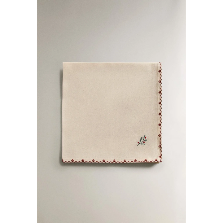 Рождественская салфетка с цветочной вышивкой