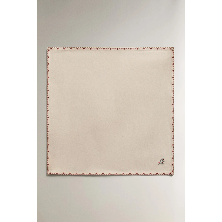 Рождественская салфетка с цветочной вышивкой