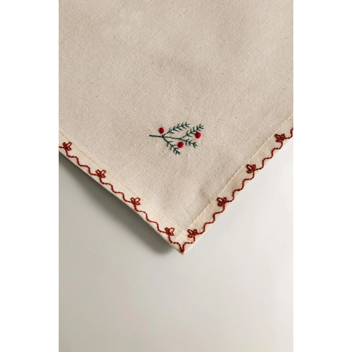 Рождественская салфетка с цветочной вышивкой