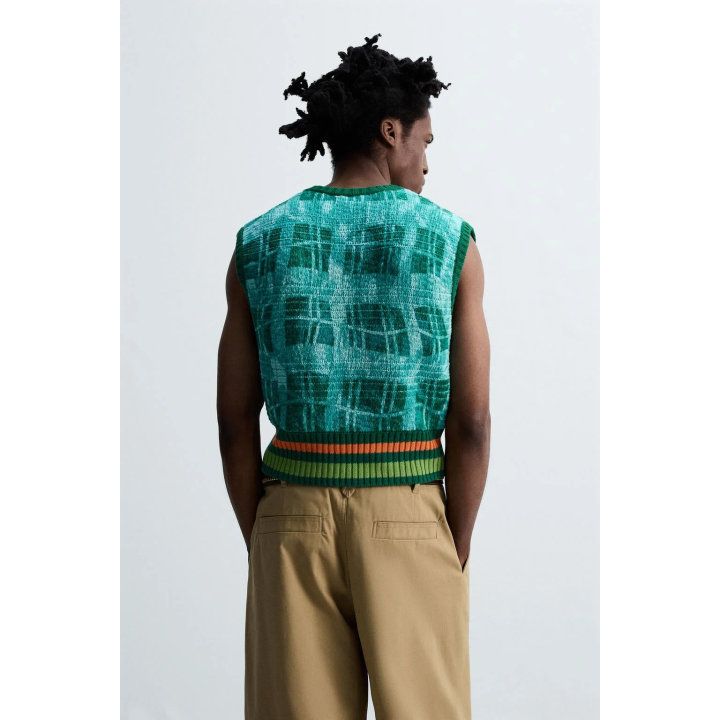 ТРИКОТАЖНЫЙ ЖИЛЕТ С ГРАФИЧЕСКИМ ПРИНТОМ © OTIS KWAME KYE QUAICOE